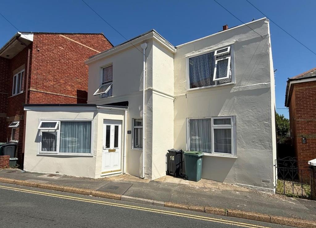 Lot: 130 - FREEHOLD BUILDING ARRANGED AS THREE FLATS - A View of the Building From Warwick Street